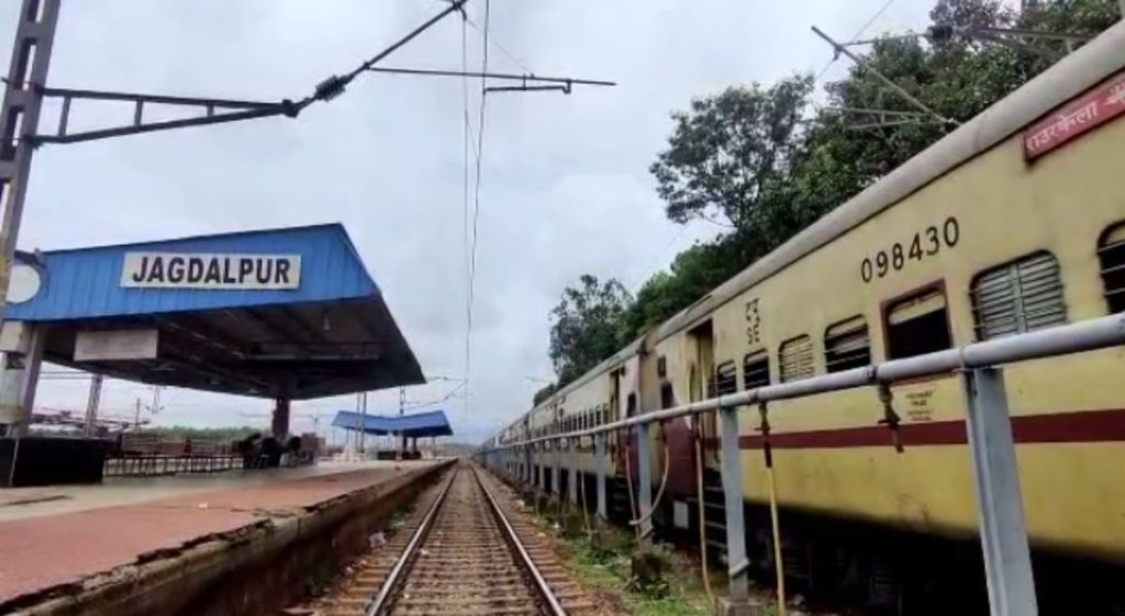 JAGDALPUR RAILWAY STATION TRAIN 1024x561 1