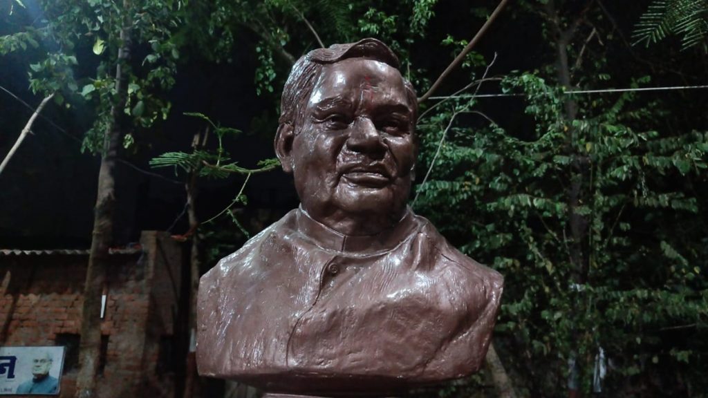 atal bihari vajpayee statue