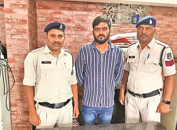 12 04 2024 liquor smuggler in raipur