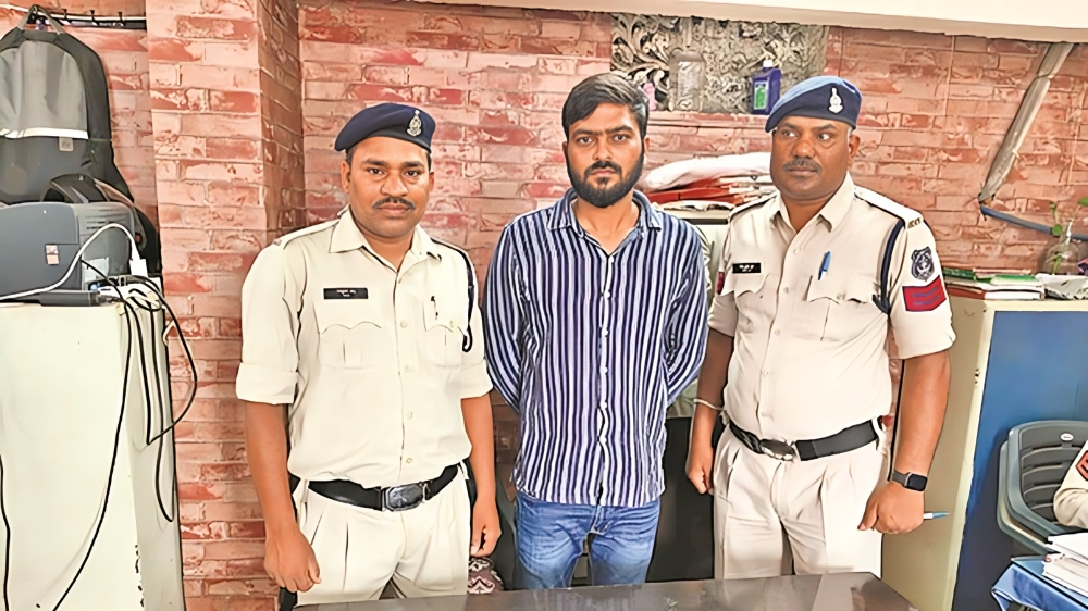 12 04 2024 liquor smuggler in raipur